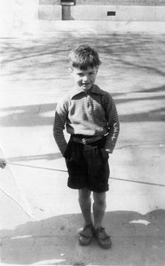 878187 Portret van Theo Klein (1946-2016) voor de slagerij van zijn ouders (Oranjestraat 6) in Wijk C te Utrecht.N.B. ...